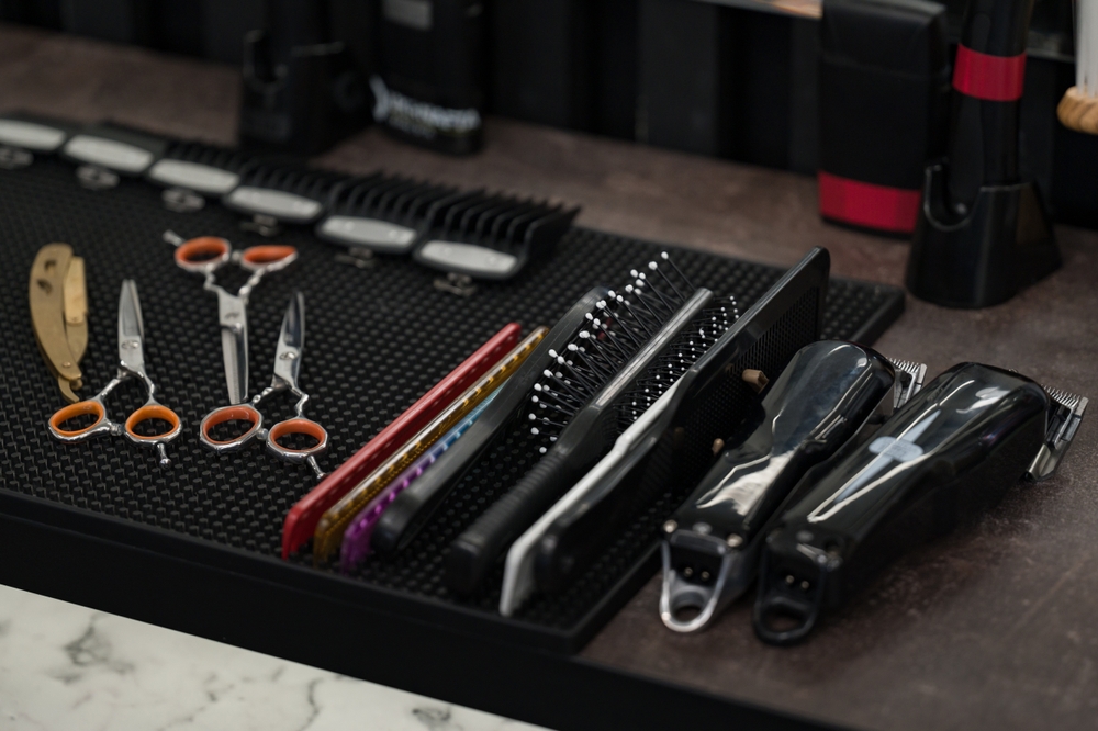 Barbers,tools,for,mens,haircuts,laid,out,on,a,table