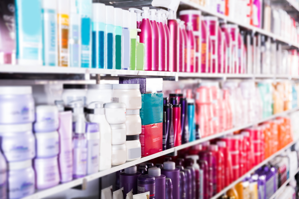 Showcase,with,bottles,of,shampoos,and,conditioners,in,the,hair